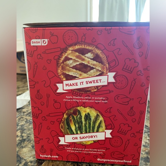 Dash Mini Pie Maker NWT - Picture 3 of 3
